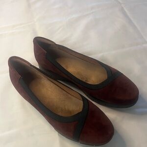 Clarks Artisan Maroon and Black Suede Women’s Loafers Sz 81/2W